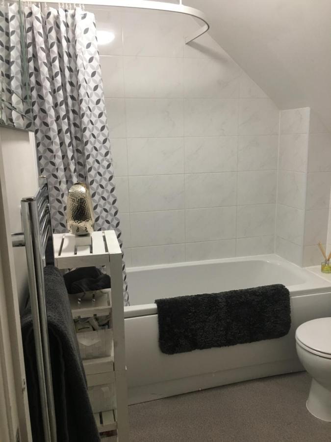 Comfortable Rooms With Live In Host, Walking Distance To The High St & More غلاستونبري المظهر الخارجي الصورة