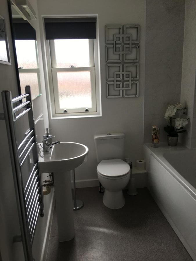 Comfortable Rooms With Live In Host, Walking Distance To The High St & More غلاستونبري المظهر الخارجي الصورة
