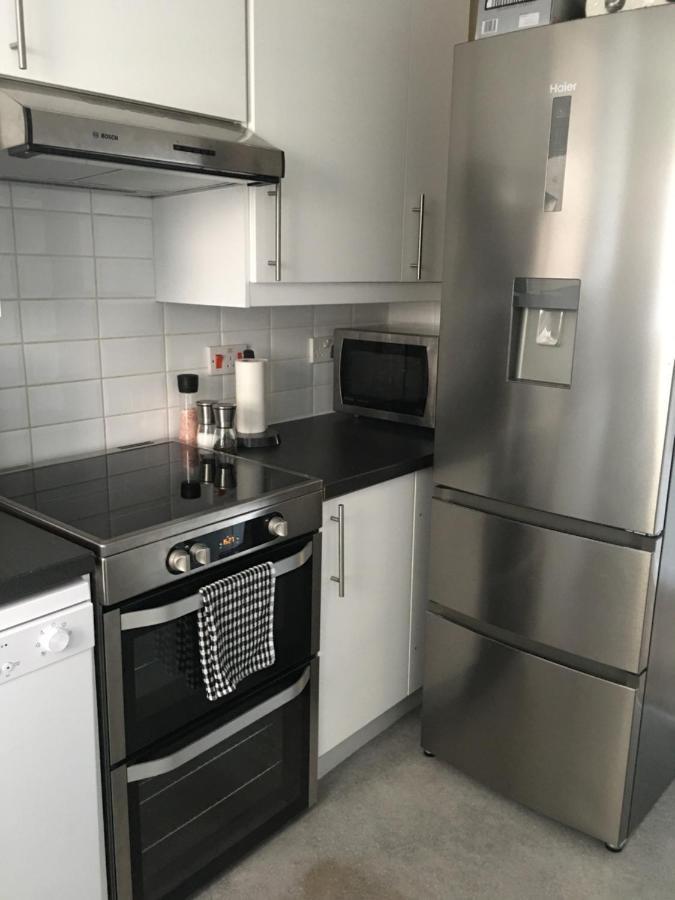 Comfortable Rooms With Live In Host, Walking Distance To The High St & More غلاستونبري المظهر الخارجي الصورة
